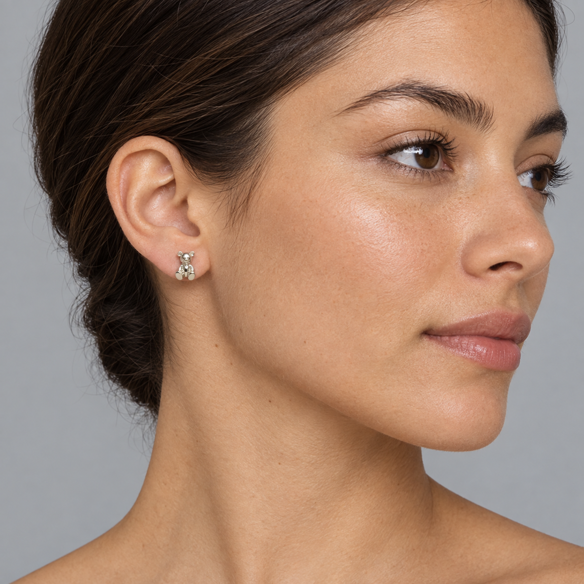 Model wearing the Lesunja Breuninger Bear Earrings Silver 925