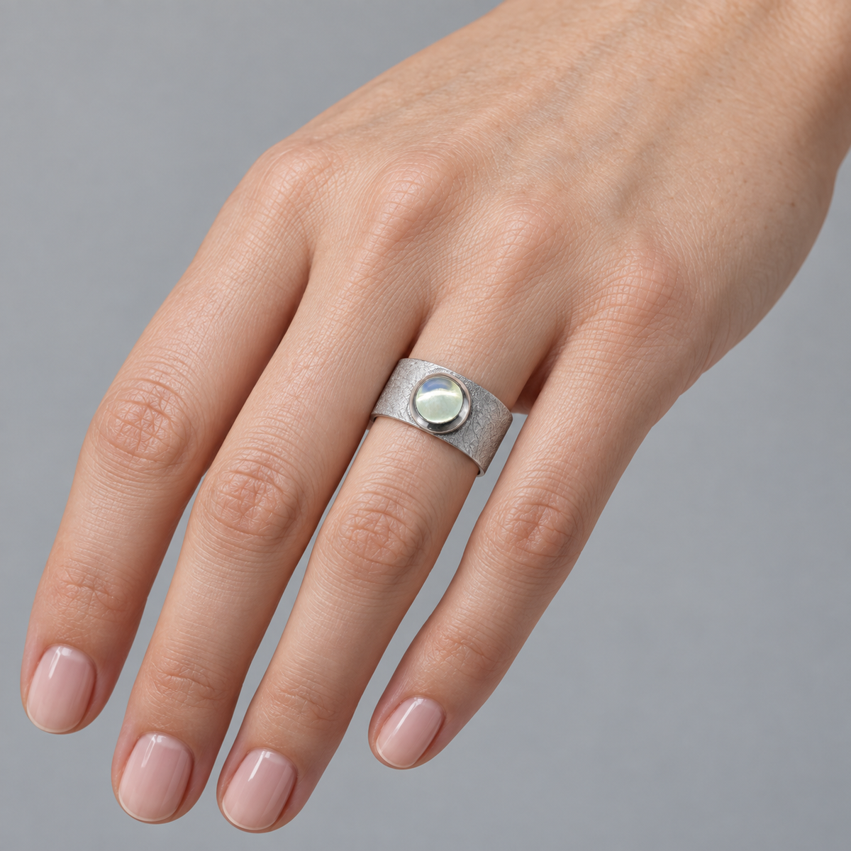 Model wearing the Lesunja Ring Silver Moonstone