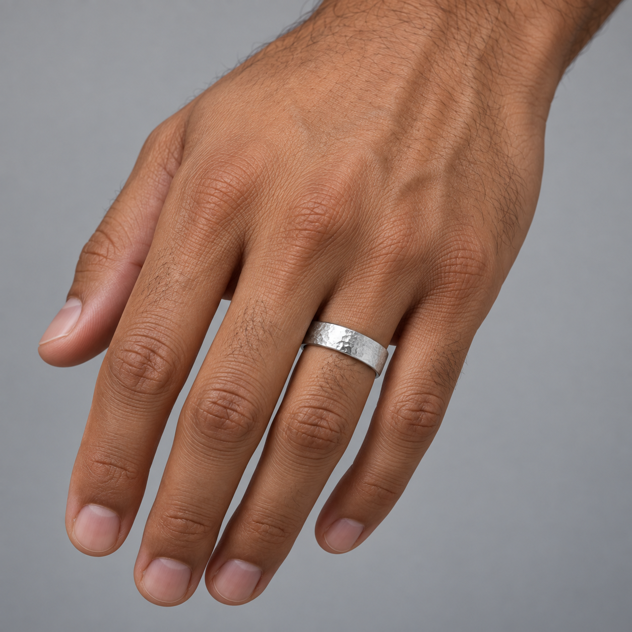 Model wearing the Lesunja Shine Silver Ring