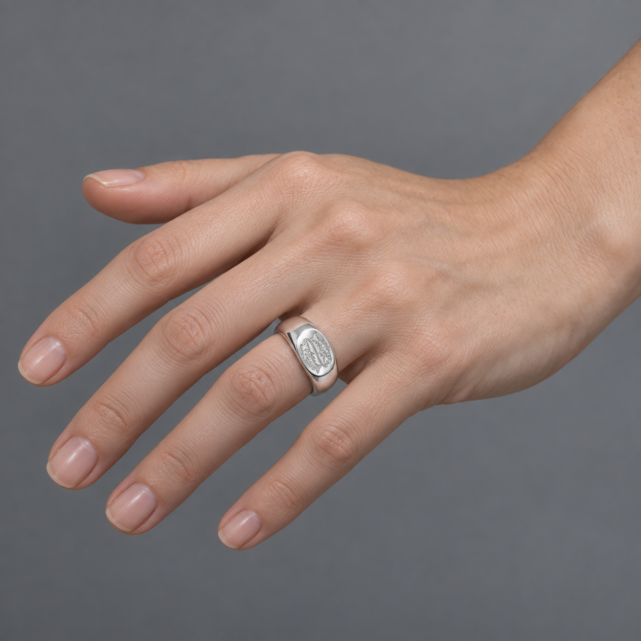 Model wearing the Lesunja Zodiac Pisces Silver Ring