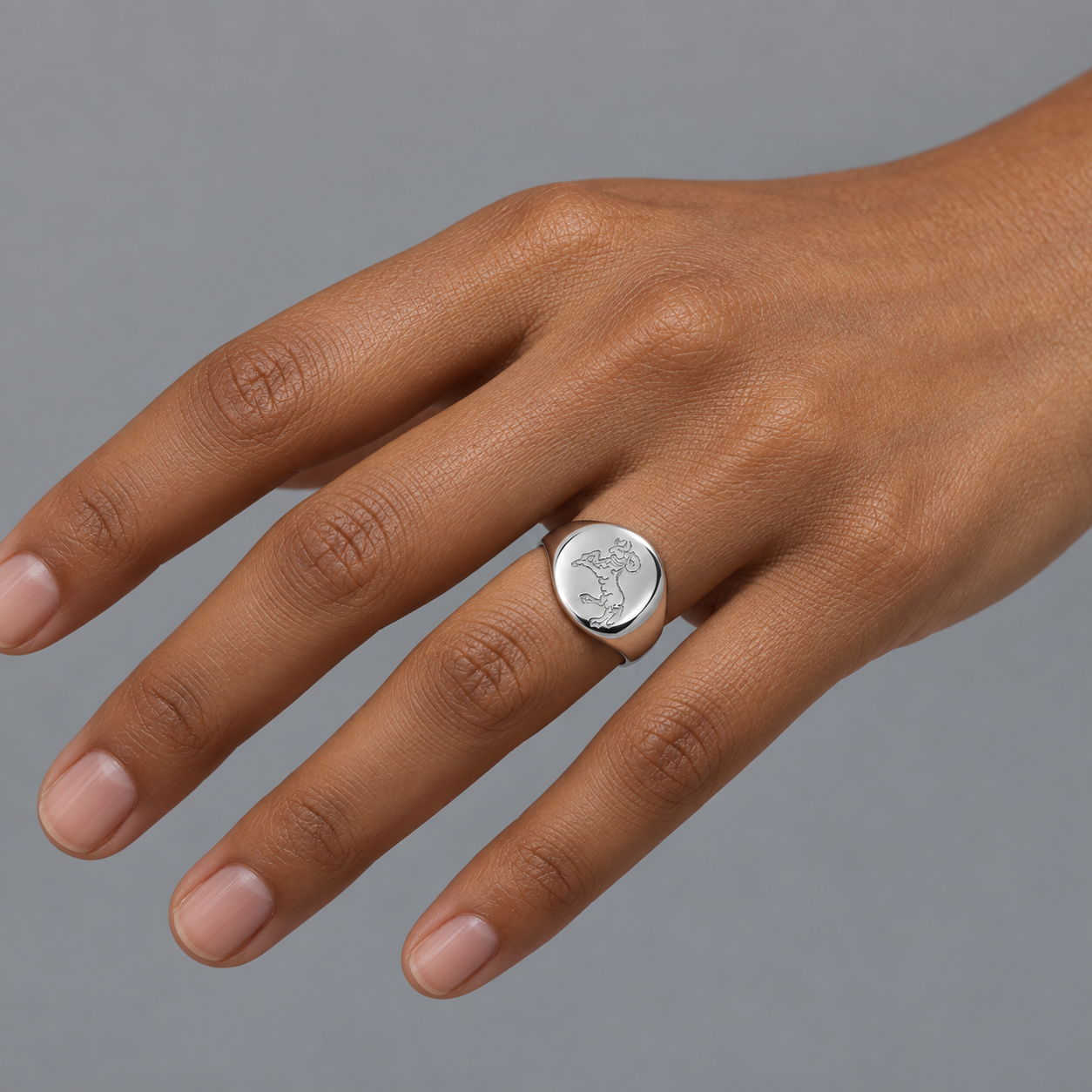 Model wearing the Lesunja Zodiac Aries Silver Ring
