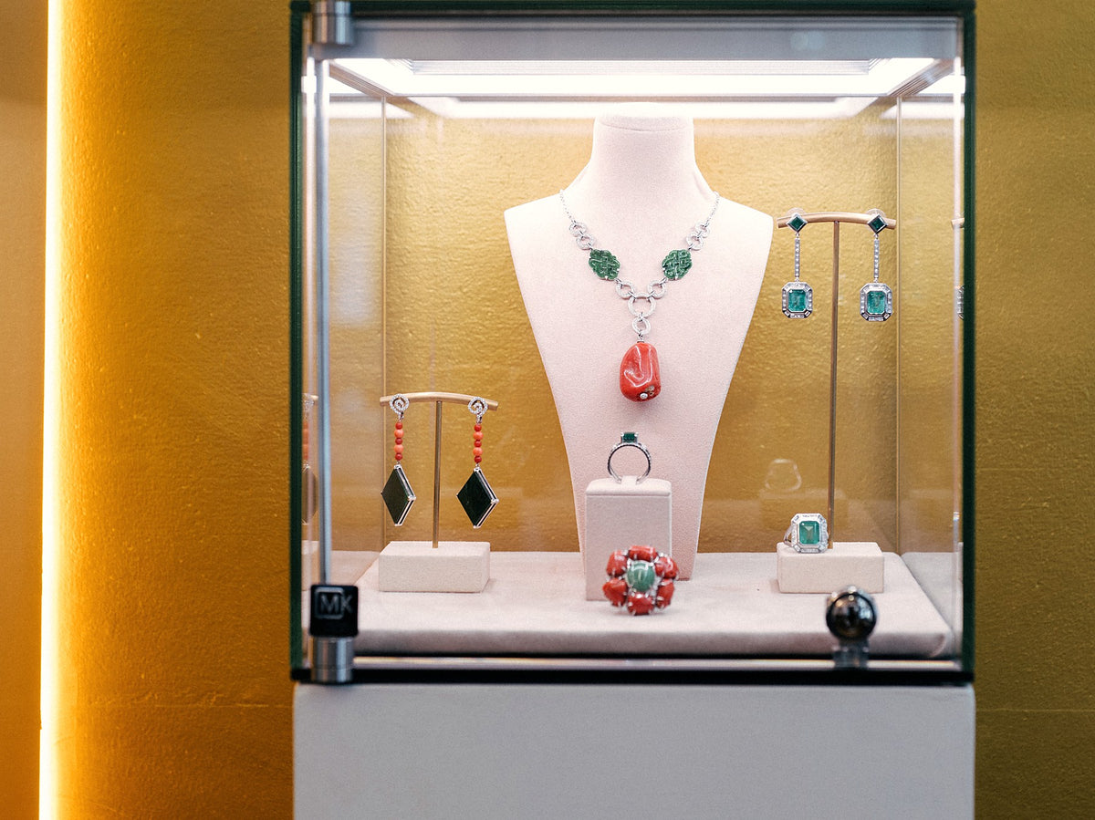 Beleuchtete Lesunja Vitrine mit Edelsteinschmuck