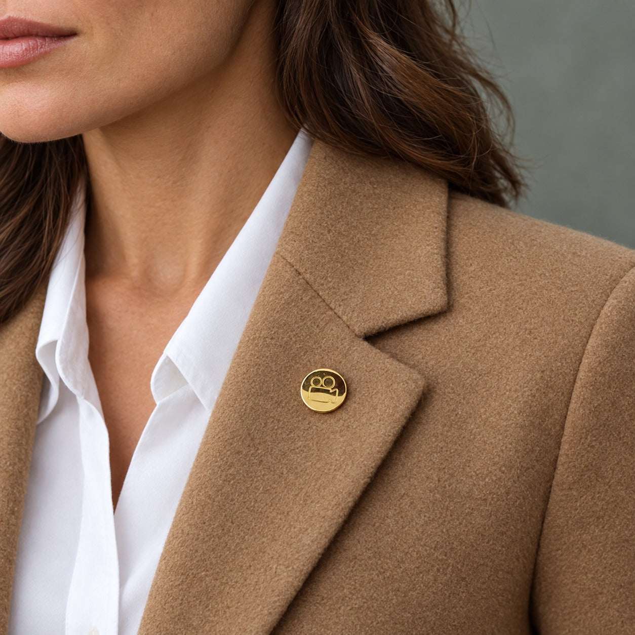 Model wearing the Lesunja Moviemaker Yellow Gold Pin by Lesunja Fine Jewellery – AI-generated visualisation