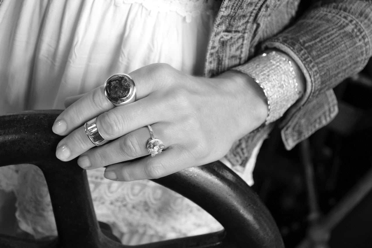 Lesunja Ring Yellow Gold 22K Rough Diamond Cubs, detail view, Lesunja atelier Zurich
