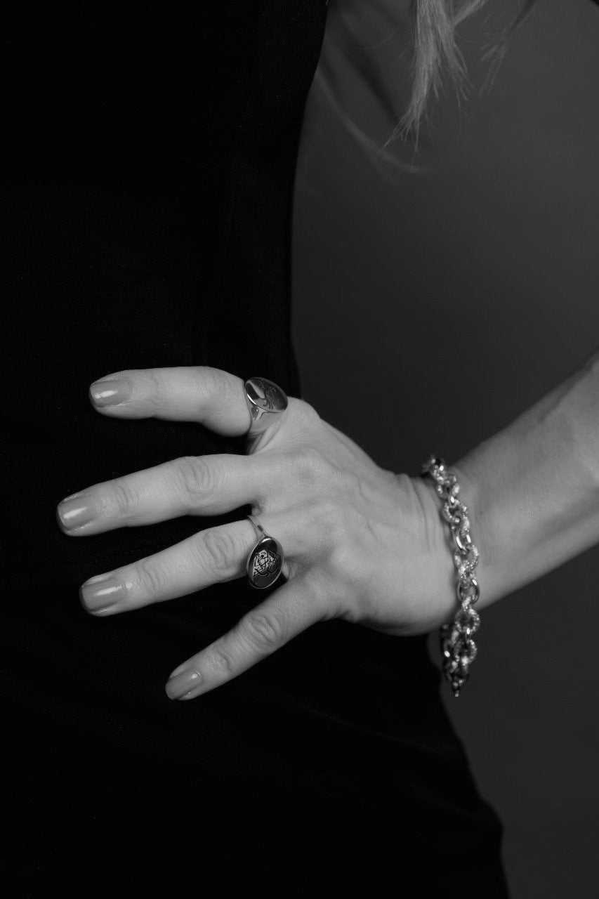Lesunja Zodiac Scorpio Silver Signet Ring Size 69.5, detail view, Lesunja atelier Zurich