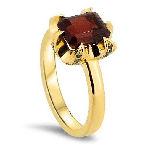 Lesunja Ring Yellow Gold Almandine Garnet Black Diamonds, detail view, Lesunja atelier Zurich