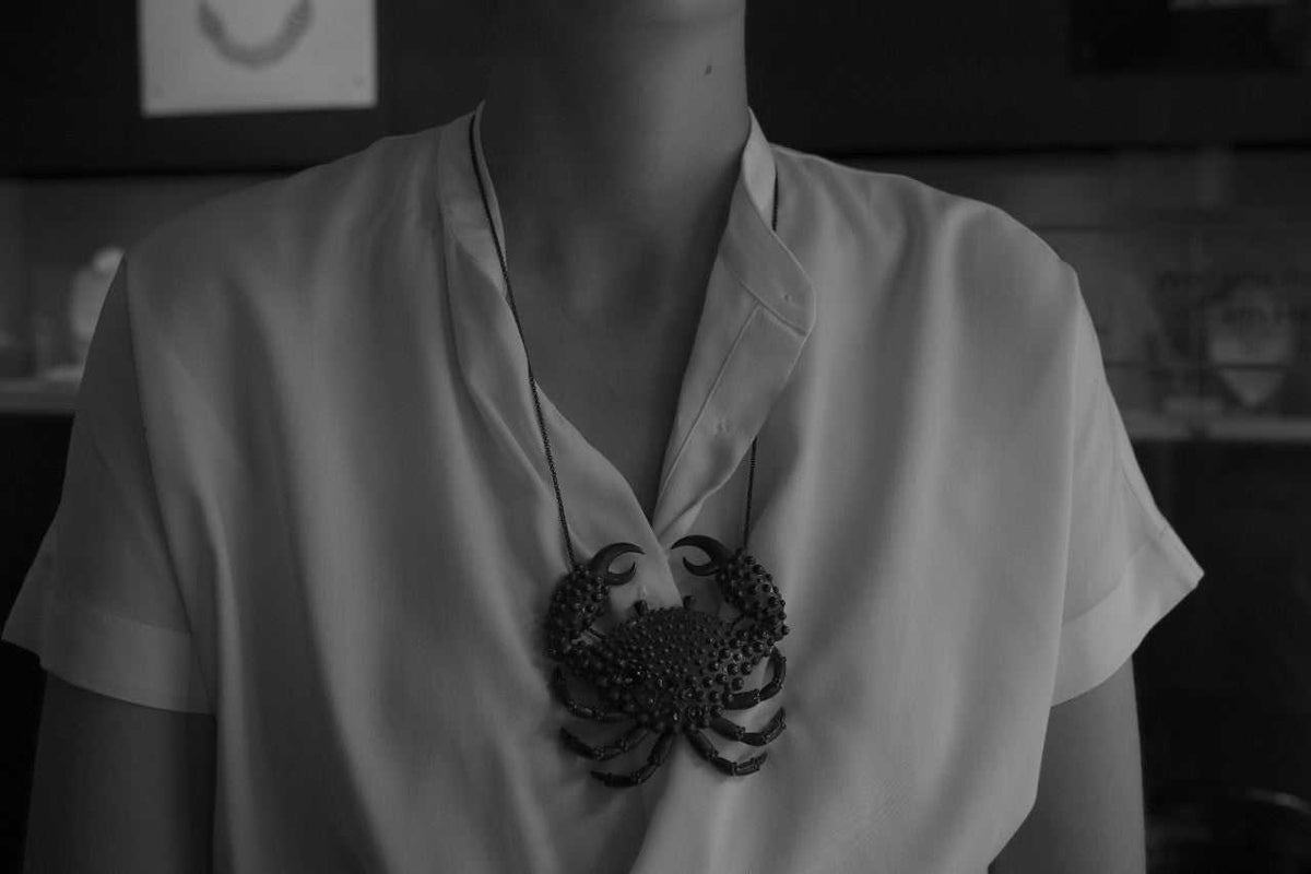 Lesunja Ocean Big Crab Opal Blackened Silver Necklace, detail view, Lesunja atelier Zurich