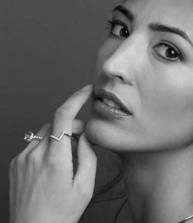 Lesunja Double L Yellow Gold 18K Ring, detail view, Lesunja atelier Zurich