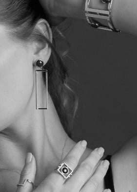 Lesunja L Collection Ear Studs Yellow Malachite Earrings Gold, detail view, Lesunja atelier Zurich