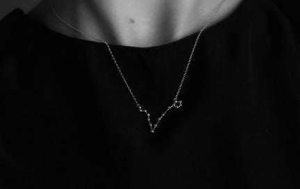 Lesunja Zodiac Sagittarius Necklace Yellow Gold, detail view, Lesunja atelier Zurich
