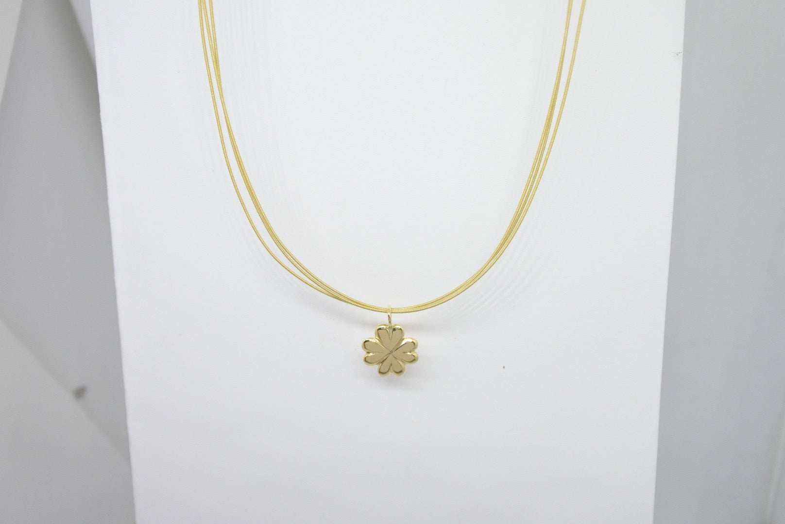 Lesunja Yellow Gold Clover Leaf Necklace, detail view, Lesunja atelier Zurich