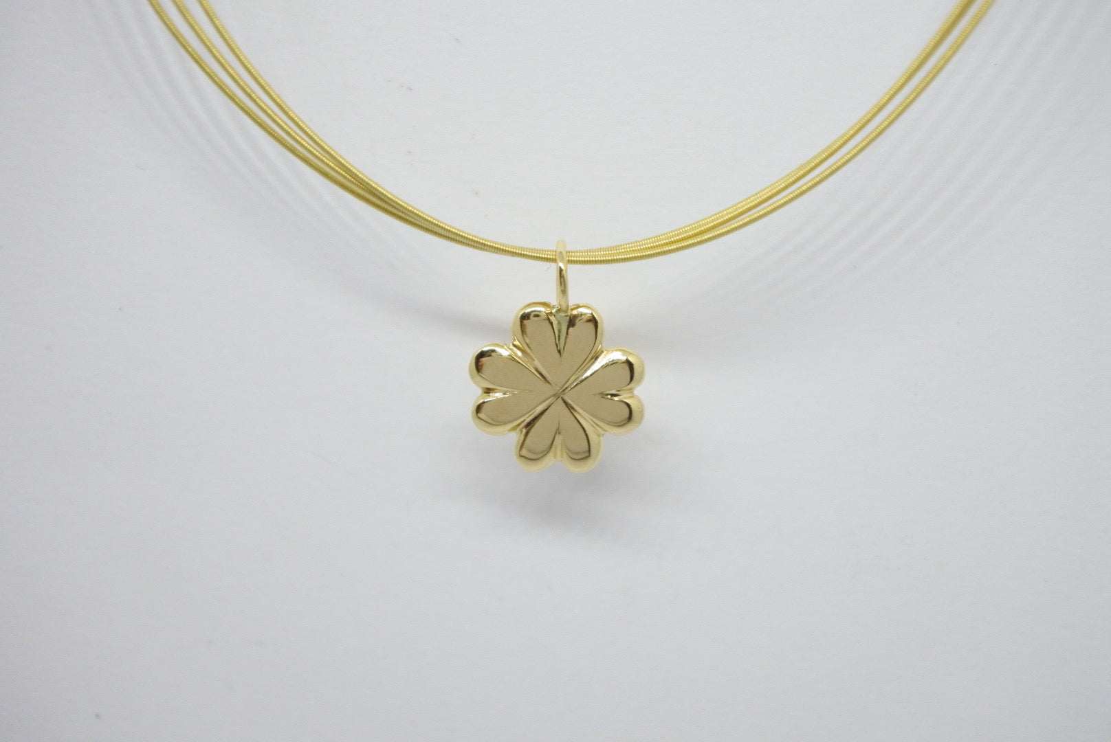 Lesunja Yellow Gold Clover Leaf Necklace, detail view, Lesunja atelier Zurich