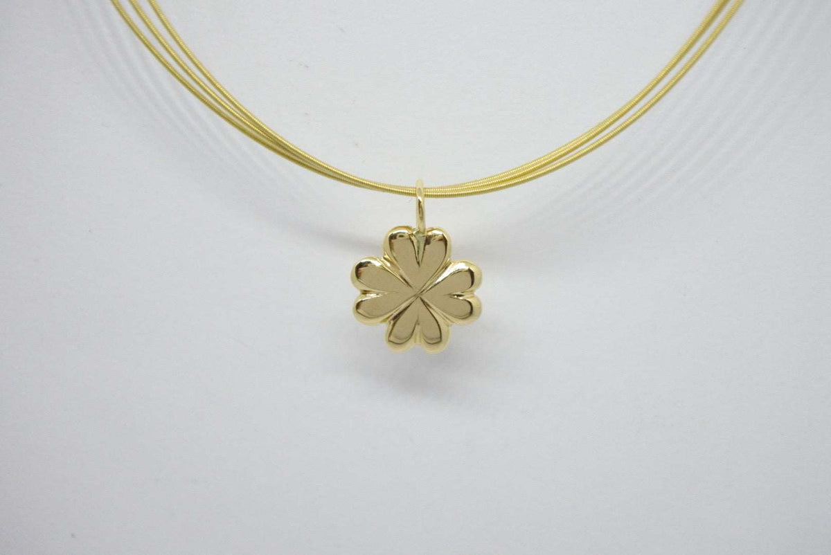 Lesunja Yellow Gold Clover Leaf Necklace, detail view, Lesunja atelier Zurich