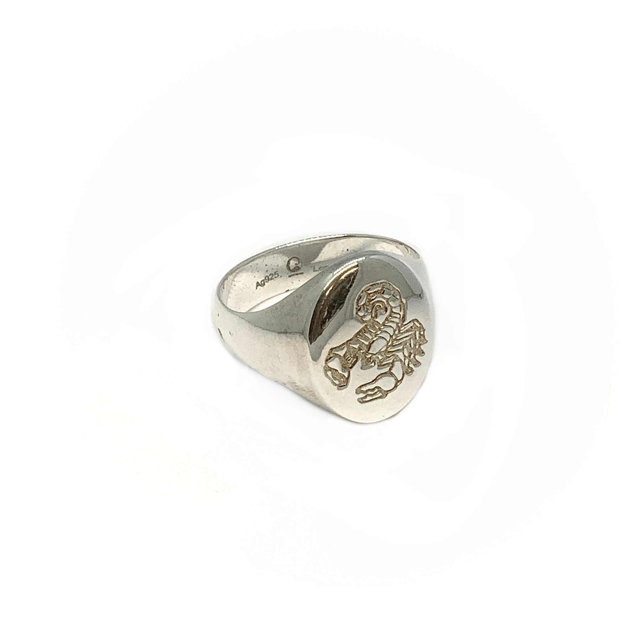 Lesunja Zodiac Scorpio Silver Signet Ring Size 69.5, detail view, Lesunja atelier Zurich