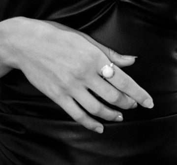 withe gold ring