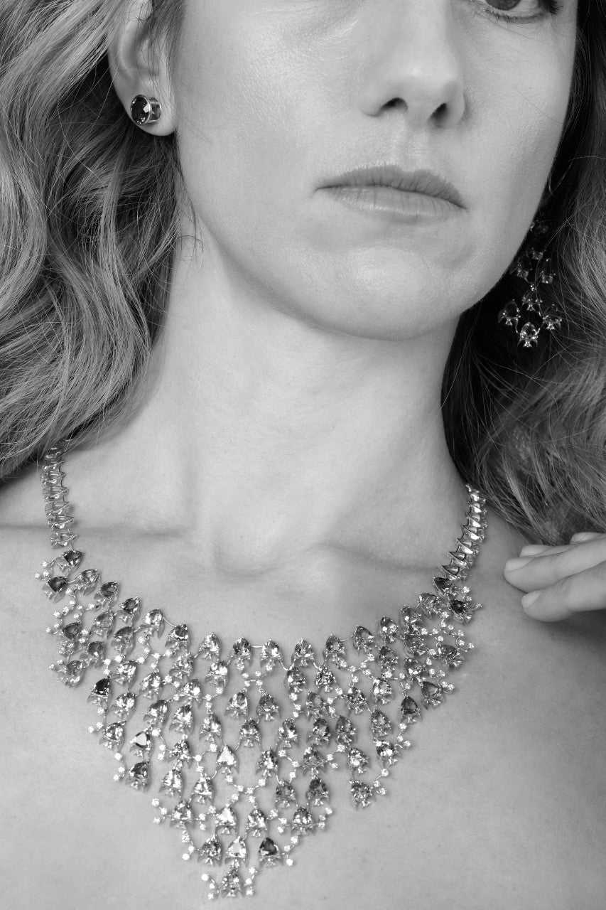 Lesunja Ocean Fish Topaz Yellow Gold Necklace, detail view, Lesunja atelier Zurich