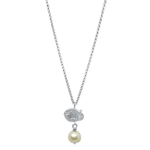 Lesunja Zodiac Cancer Silver Necklace Freshwater Pearl, detail view, Lesunja atelier Zurich