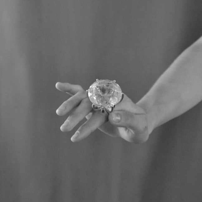 Lesunja Rock Crystal Miracle Of The Seas Yellow Gold Ring, detail view, Lesunja atelier Zurich