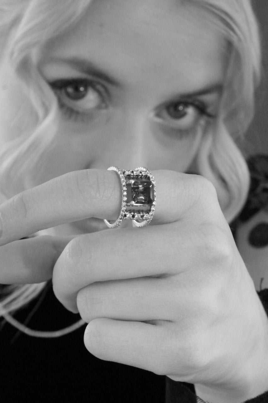 Lesunja Ring Platinum Emerald Diamond, detail view, Lesunja atelier Zurich