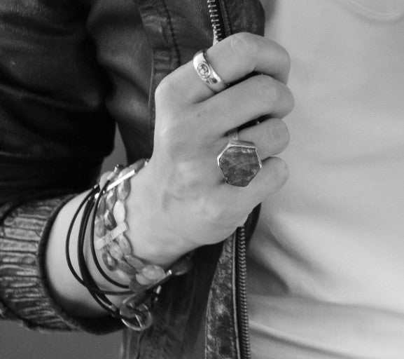 Lesunja Sepia Raspberry Kiss Burma Ring, detail view, Lesunja atelier Zurich