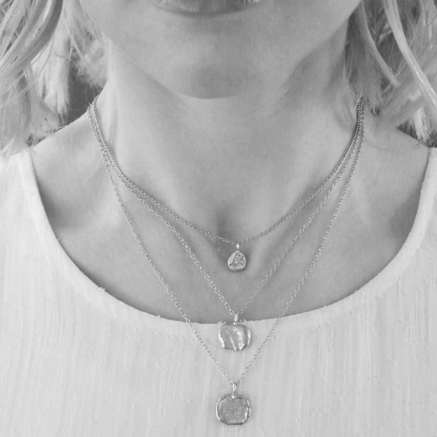 Lesunja Zodiac Pisces Silver Necklace Yellow Gold Nugget Moonstone, detail view, Lesunja atelier Zurich